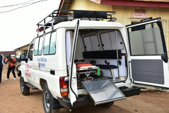 Ambulance blanche avec croix rouge garée devant l'Hôpital général de référence d'Oïcha, dans la région de Beni