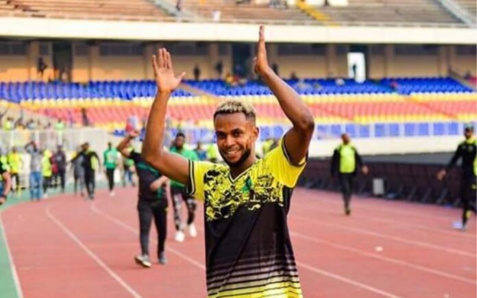 Milieu de terrain congolais à l'entraînement avec le maillot vert et noir de l'AS Vita Club