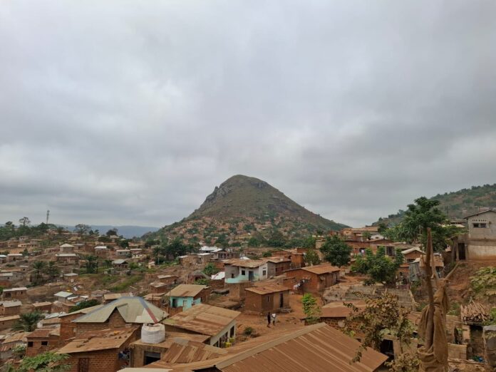 Vue panoramique du Pic Cambier sur le fleuve Congo et la ville de Matadi