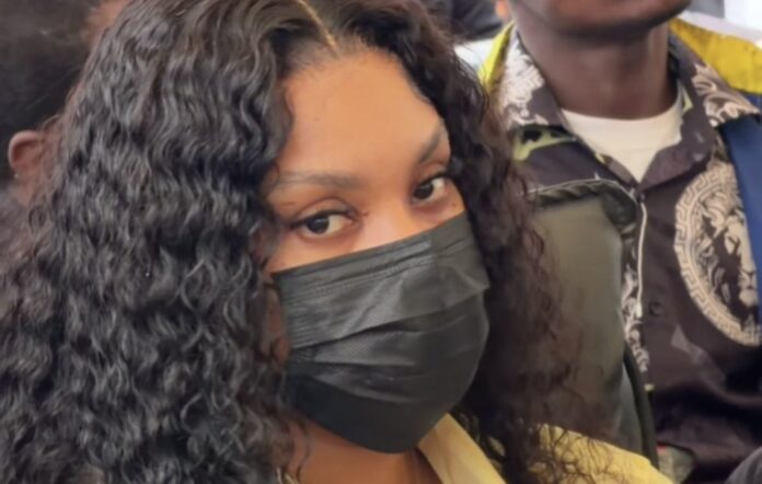 Chanteuse Rebo s'adressant aux juges dans une salle d'audience à Kinshasa