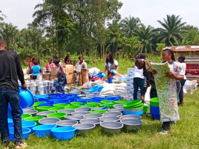 Distribution d'argent liquide à des familles déplacées dans un camp de Punia, en RDC