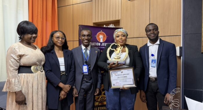 Rachel Kitsita Ndongo recevant son trophée lors de la cérémonie du Prix d'Excellence Leader à Brazzaville