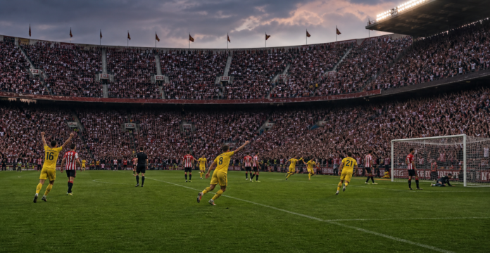 Illustration editoriale d un stade espagnol historique pendant le nul 2-2 entre Santander et Villarreal.
