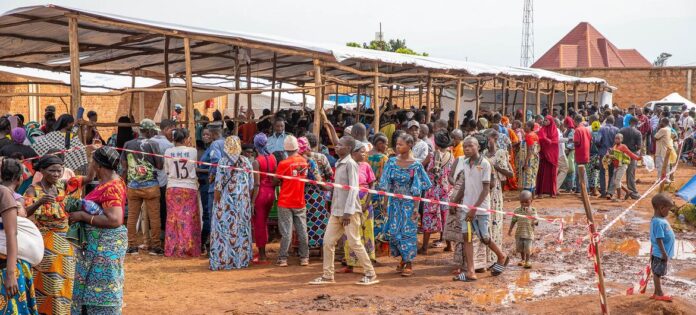 Vue du camp de Nyarugusu en Tanzanie, avec des abris et des familles se préparant au retour