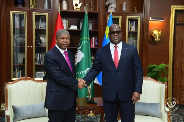 Drapeaux de la RDC et de l'Angola entourés de symboles du pétrole, du rail et de l'électricité