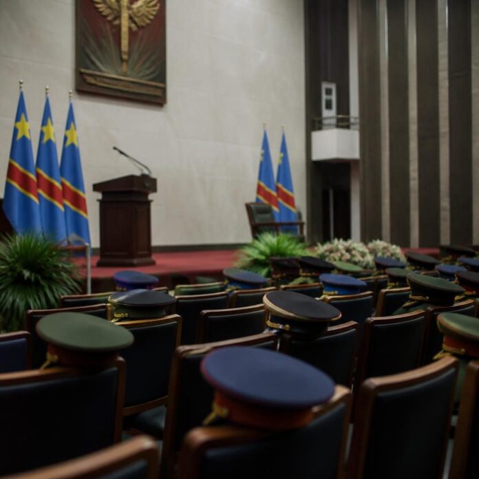 Président Tshisekedi s'adressant aux cadres militaires et civils lors de la cérémonie du CHESD au Palais du Peuple à Kinshasa