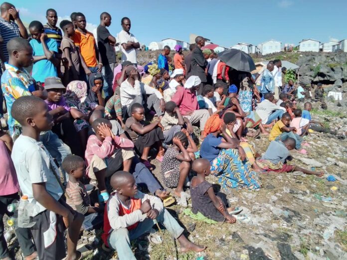 Pupitre avec micros lors de l'annonce d'une campagne nationale de solidarité à Kinshasa