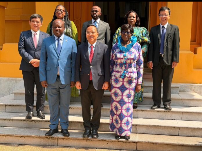 Rencontre officielle entre le ministre congolais Crispin Mbadu et le vice-ministre vietnamien à Hanoï, dans un cadre diplomatique
