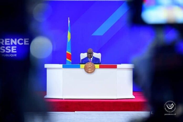 Le bâtiment de l'Assemblée nationale à Kinshasa avec des documents officiels au premier plan