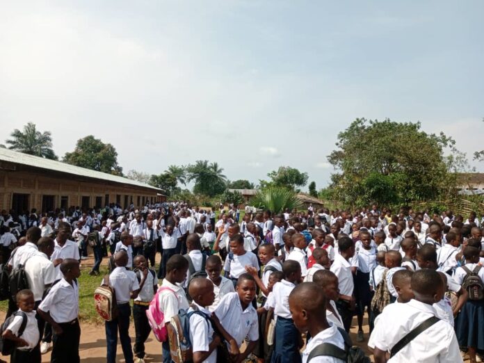 Lavage des mains et thermoflash dans une école en Ituri pour prévenir Ebola