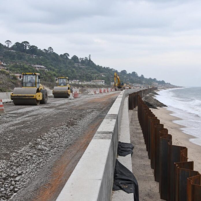 Chantier de construction routière avec engins de travaux publics sur la RN1 près de Muanda