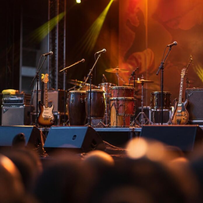 Concert de rumba avec musiciens sur scène et public à Kinshasa