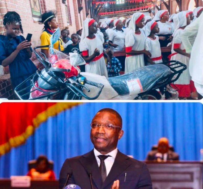 Moto Haojin B-150 présentée devant la paroisse Sacré-Cœur de Rungu lors de la célébration du 35e anniversaire sacerdotal