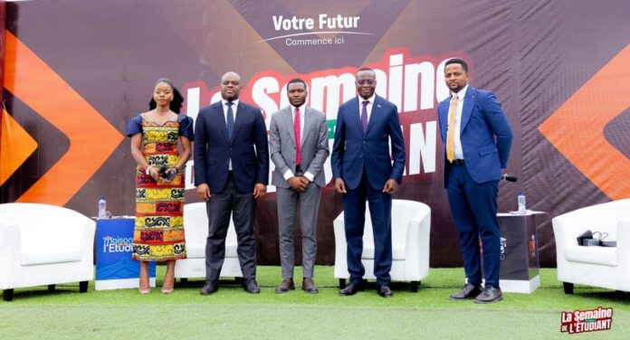 Conférence de la Semaine de l'Étudiant TBC Academia à Kinshasa avec un public étudiant et une estrade