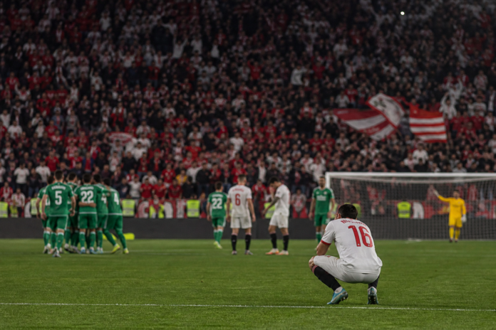 Illustration editoriale d un stade espagnol de nuit apres la victoire tardive de Seville contre le Rayo Vallecano.