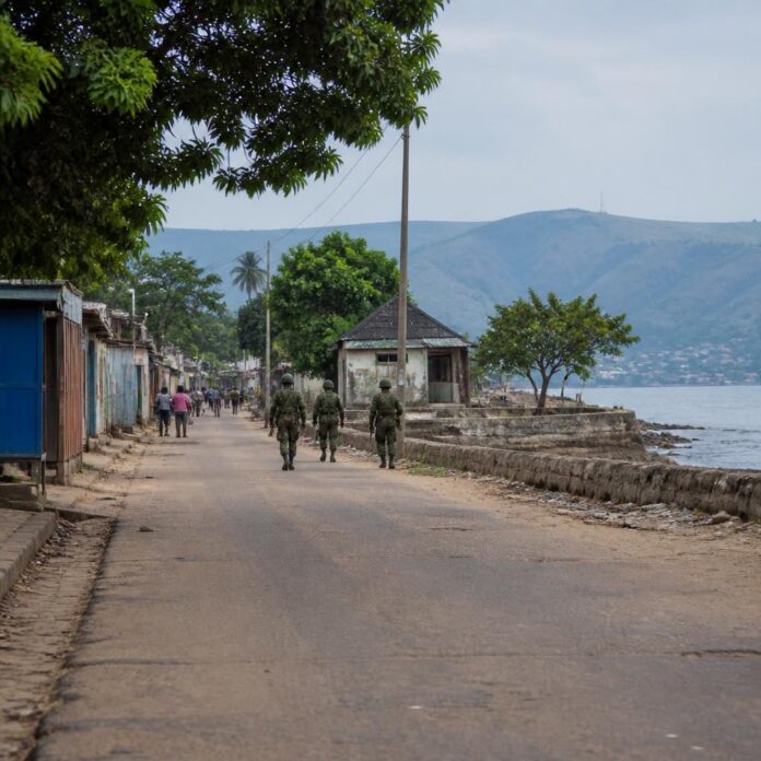Gouverneur du Sud-Kivu s'adressant à une foule à Uvira lors d'une rencontre de sécurité