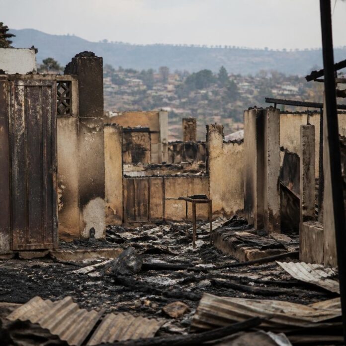 Maisons calcinées après un incendie à Bukavu, Sud-Kivu
