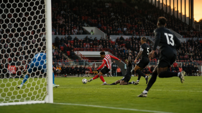 Scene editoriale de football evoquant la victoire de Sunderland contre Fulham.