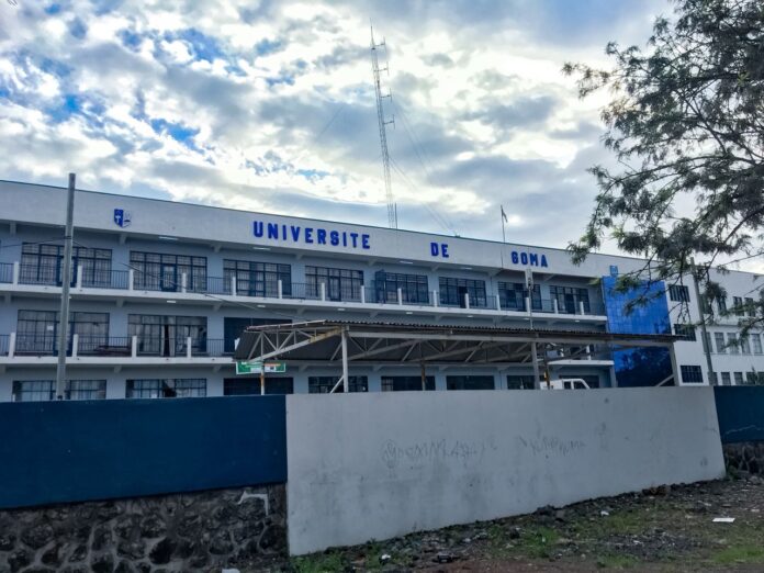 Campus universitaire à Goma avec portail fermé et cour déserte, symbolisant la suspension des cours