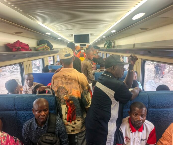 Passagers dans un wagon bondé du Train Urbain à Kinshasa
