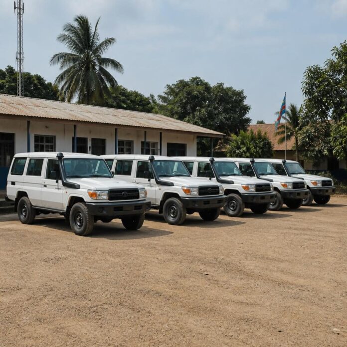 Six véhicules 4x4 de la police alignés devant le commissariat provincial d'Uvira