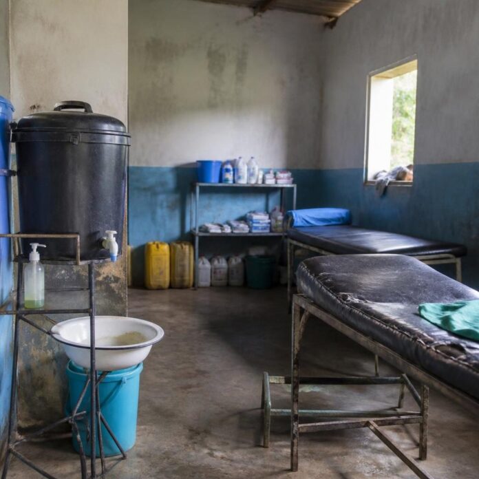 Bidons, seaux et savon dans une structure de santé à Beni, illustrant le manque d’eau et de matériel d’hygiène