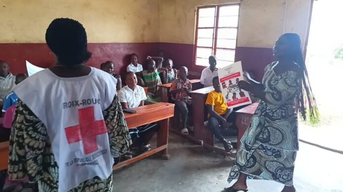 Enfants et encadreurs du centre PRORESO participant à une séance de sensibilisation sur Ebola à Bunia