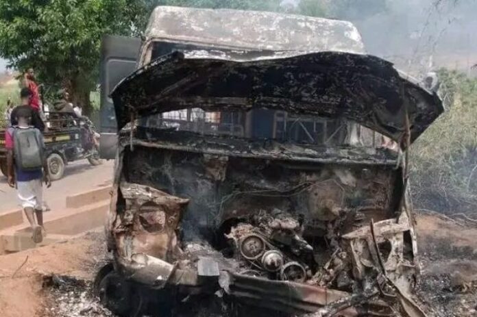 Minibus calciné sur le bord de la route, à l'entrée de l'ISTM Kisantu, après une collision avec une moto