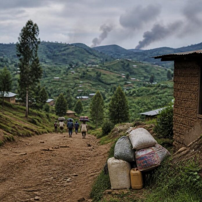 Fumées s'élevant des collines du Nord-Kivu lors des affrontements entre l'AFC/M23 et les FARDC