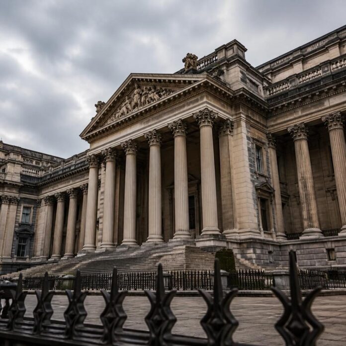 Palais de justice de Bruxelles avec des dossiers de procès, illustrant l'affaire Semlex