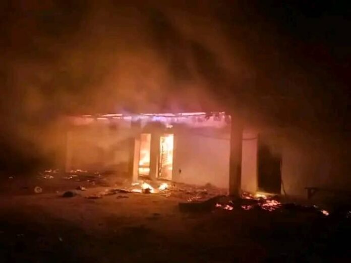 Intérieur d'une salle de fêtes avec issues de secours et extincteurs lors d'une inspection