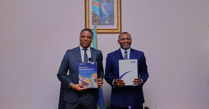 Salle de signature officielle avec documents, stylo et petit drapeau congolais, sans personnes reconnaissables