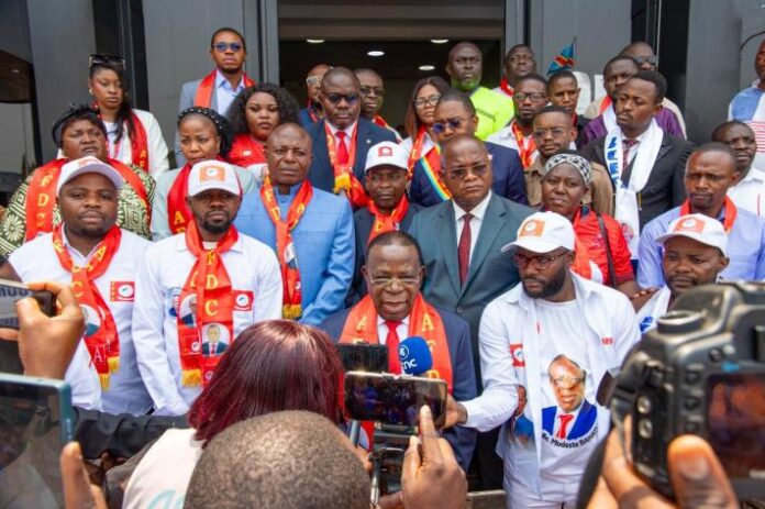 Le sénateur Modeste Bahati Lukwebo entouré de militants et de banderoles de l'AFDC à Kinshasa
