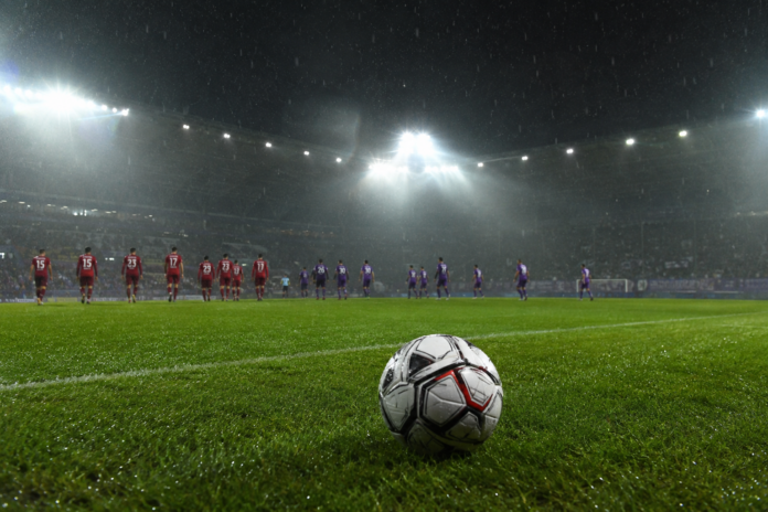 Match de football de coupe sous les projecteurs dans un stade allemand