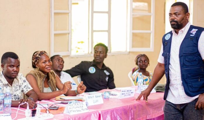 Atelier de renforcement des capacités des journalistes dans la zone de santé de Beni, avec des participants en séance de travail
