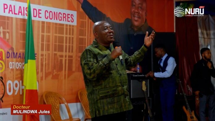 Prédicateur vu de dos devant l’assemblée dans une église moderne, Bible ouverte sur le lutrin