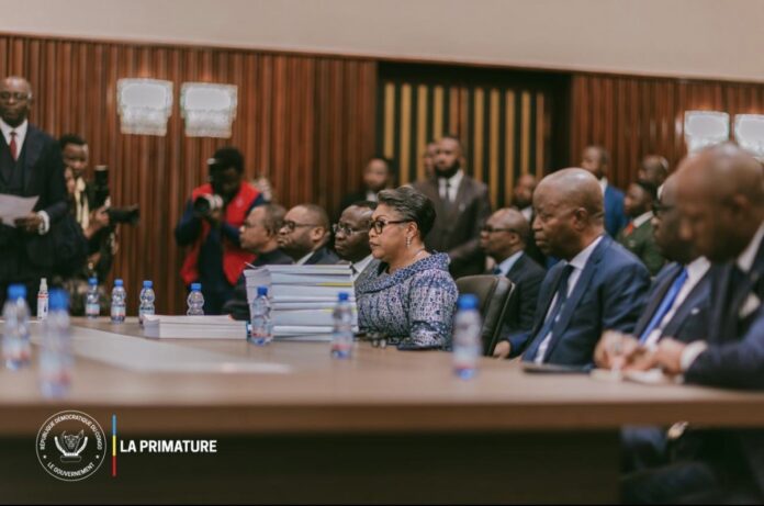 Cérémonie de dépôt du projet de loi de finances 2027 à l'Assemblée nationale à Kinshasa, avec documents officiels et responsables