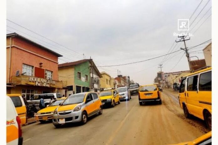 Des motos stationnées près d’un poste de contrôle à Bukavu, dans une rue animée