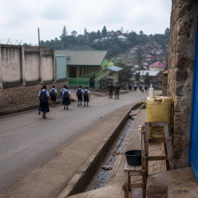 Écoliers se rendant à l'école à Bukavu dans un contexte d'insécurité