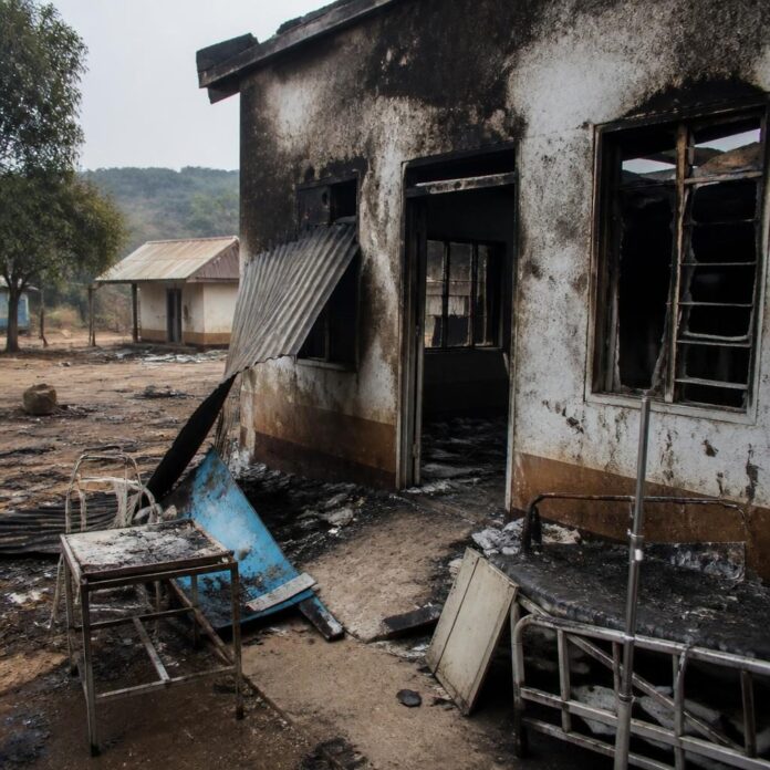 Centre de santé incendié à Butembo, avec des murs noircis et des débris épars, dans un contexte de rumeurs Ebola