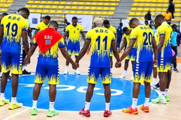 Jeunes handballeurs congolais célébrant leur victoire face au Cameroun sur le terrain à Abidjan