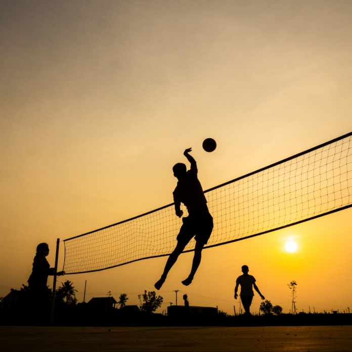 Joueurs de volley-ball congolais en tenue bleue et blanche sur un terrain couvert à Tunis