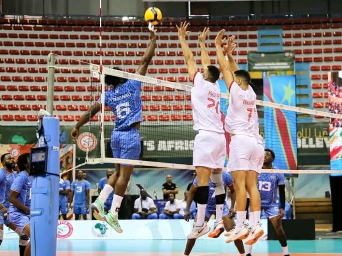 Joueurs de volley-ball congolais et marocains en action au filet lors de la CAN 2026 à Tunis
