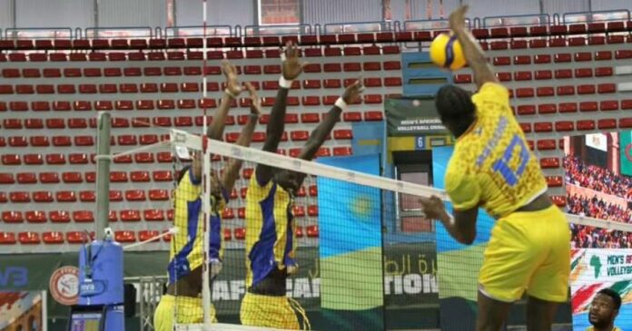 Terrain de volley-ball en salle avec ballon et filet, ambiance de tournoi international
