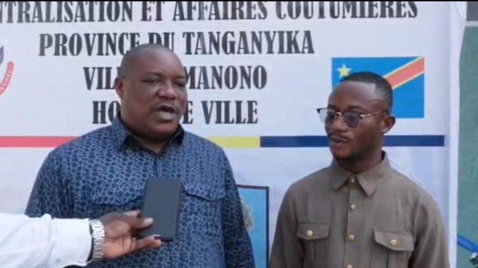 Des militants et autorités locales réunis dans une salle à Manono lors d'une rencontre du FPCN