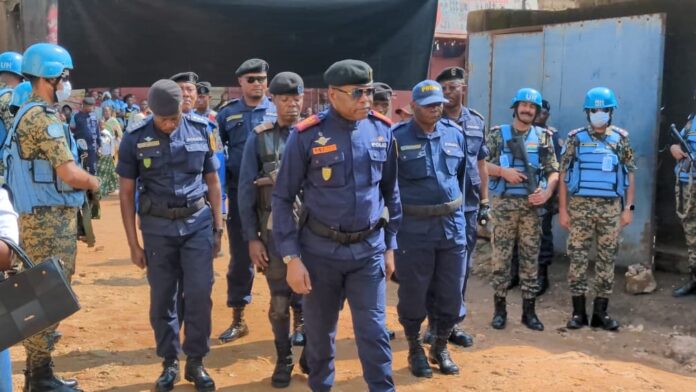 Agents de police en uniforme alignés lors d'une cérémonie officielle à Beni, au Nord-Kivu