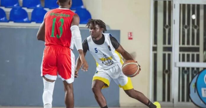 Ballon de basket posé sur un parquet de gymnase à Kinshasa, avec paniers et tribunes en arrière-plan flou