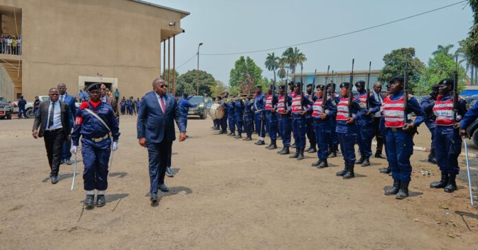 Des policiers en tenue lors d’une cérémonie de coopération policière à l’Université de Kinshasa