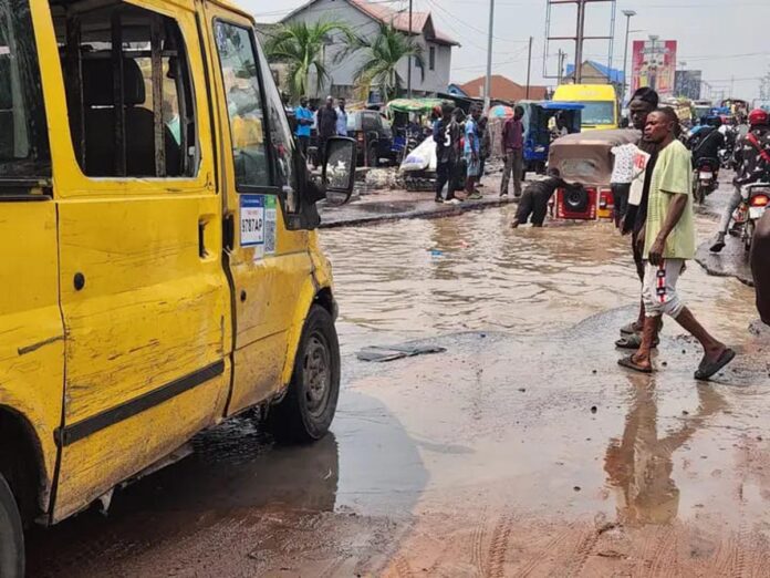 Embouteillage sur une route dégradée à Binza-Ozone, Kinshasa