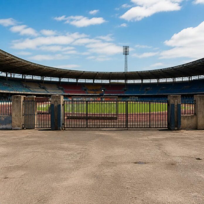Stade de football désert à Lubumbashi aux grilles fermées après le forfait de Bazar Brothers